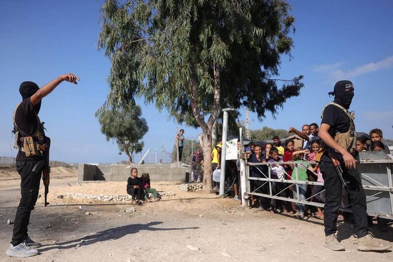 哈玛斯旗下武装团体「艾兹丁‧卡萨姆旅」，在加萨寻获一具以色列人质遗体，将依停火协议交还给以色列。（法新社）