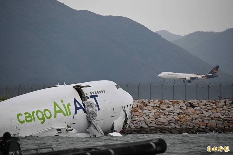 今天阿联酋航空货机在降落香港国际机场时滑出跑道，造成2人死亡。（法新社）