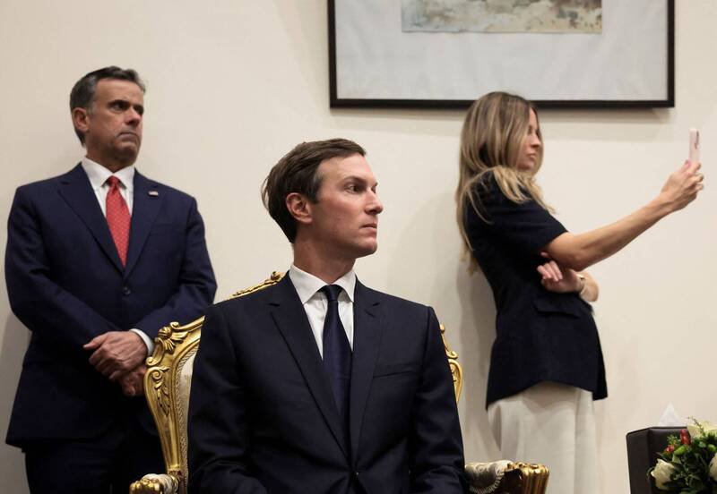 美国特使库许纳（中）表示，以色列必须协助巴勒斯坦人民「茁壮发展」。（路透）
