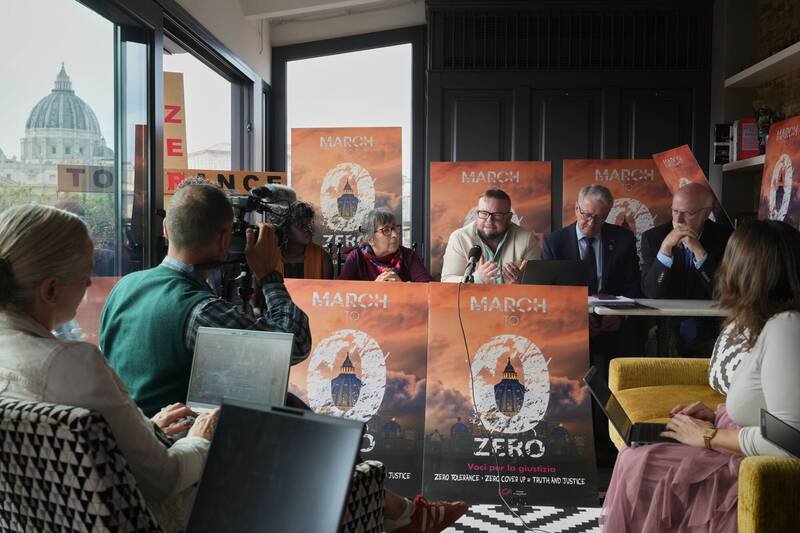 国际受害者联盟「终止神职人员性侵」成员，在与教宗会面之后，接受媒体采访。（美联社）