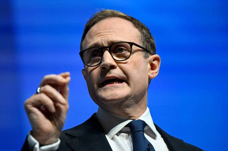 英国保守党议员图根哈特（见图）与克恩斯19日联名致函首相施凯尔，要求将中国与俄罗斯和伊朗并列，纳入「外国影响力登记计划」的「加强管控」等级，并制裁与国会共谍案有关的中方官员。（法新社档案照）