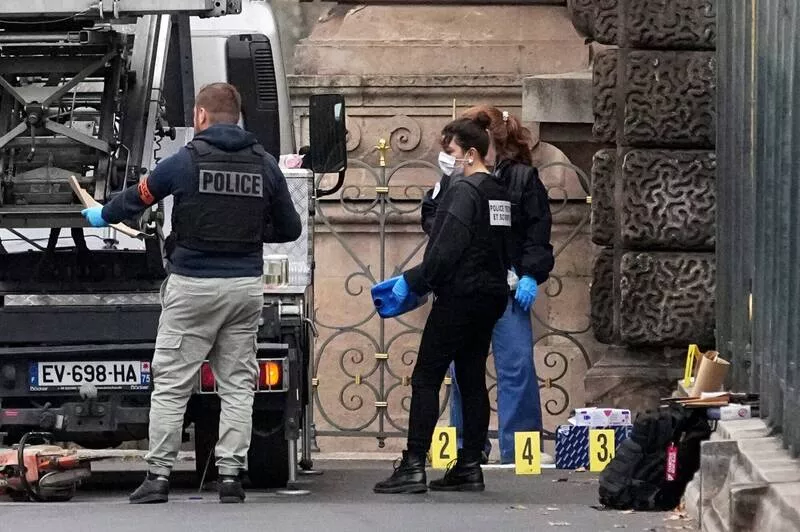 卢浮宫窃案震惊全球!小偷假冒“黄背心工人”画面曝