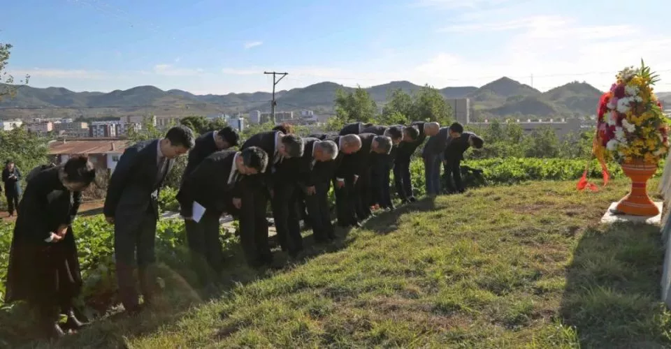 朝鲜新发现志愿军烈士纪念塔,塔基有邓华将军亲笔书写字样