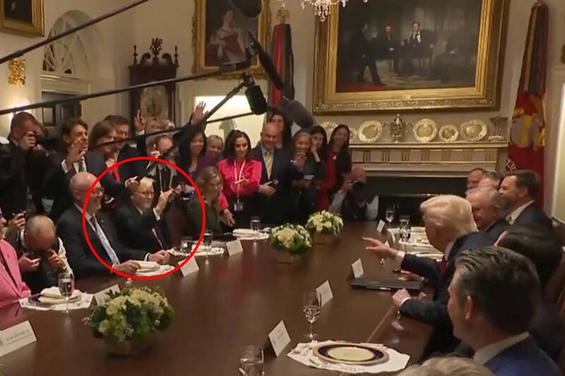 美国总统川普（右）在白宫会议上，当面告诉澳洲大使陆克文（左，红圈处）「我不喜欢你」，令在场宾客错愕，场面一度尴尬。（图：美国白宫）