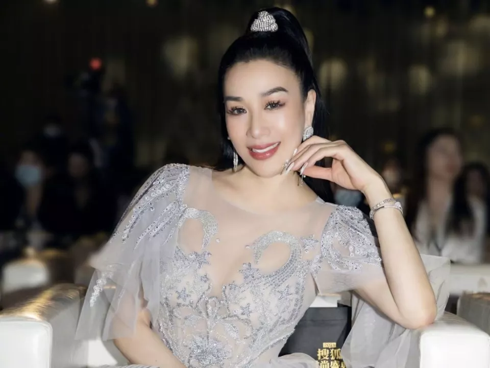 钟丽缇夫妇出发录节目,她穿大衣显壮,张伦硕运动装很少年