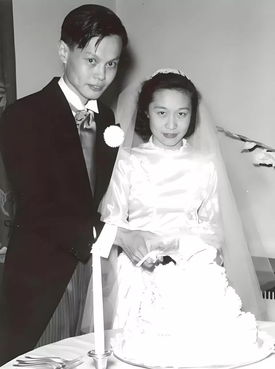 杨振宁与翁帆全家合照曝光,奶奶比杨振宁还小1岁