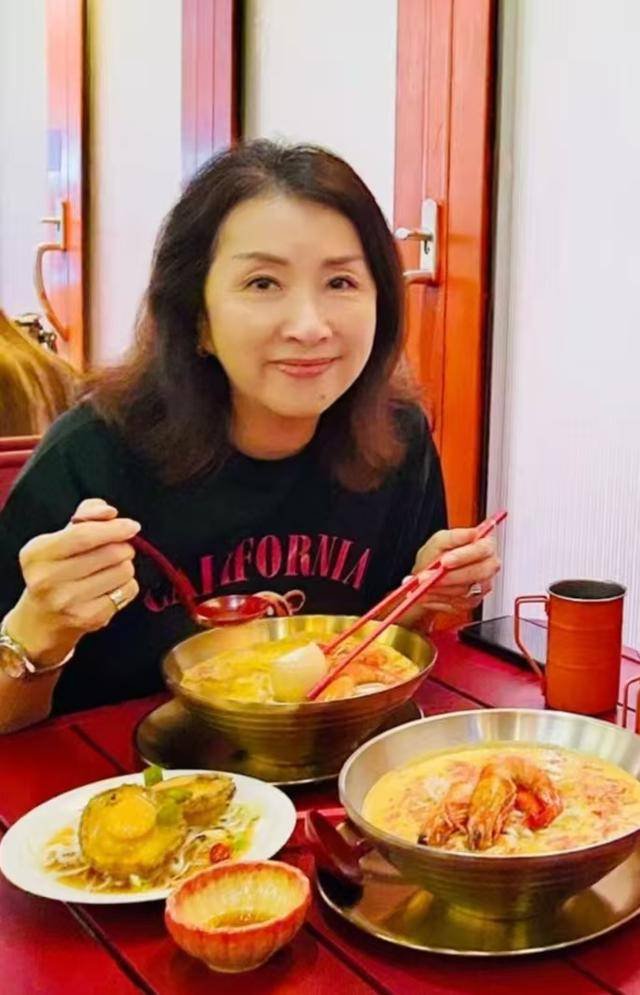 前TVB花旦获儿子庆生!曾未婚生子引轰动,至今未公开生父身份