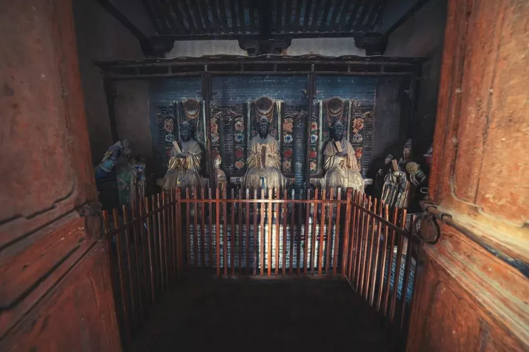 新绛三官庙正殿的三官彩塑。（图/视觉中国）