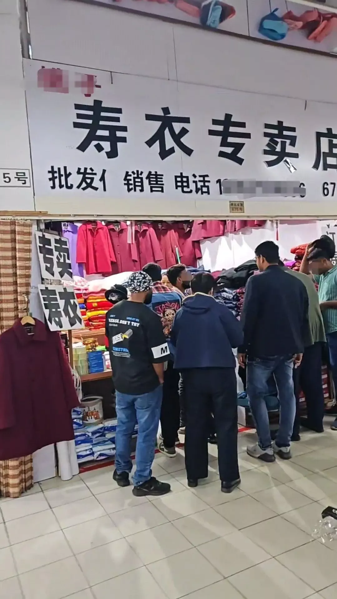 外国人扎堆到寿衣店挑衣服？店主：他们买的是....