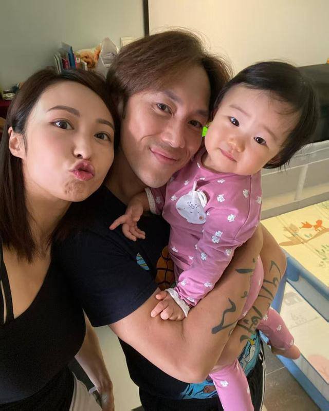 38岁英皇小花晒庆生照现孕味!穿贴身裙小腹微隆,疑已成功追二胎