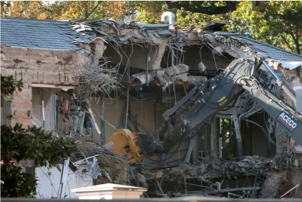 白宫开始拆了!一台大型机器已挖出巨大窟窿…