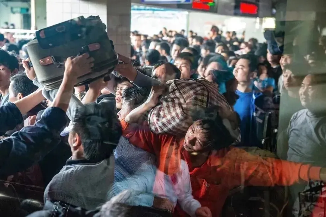 春节前，打工人在长途汽车站，准备乘长途客车返回内地的老家。汽车站内的人特别多，打工人在出发厅艰难地穿行。