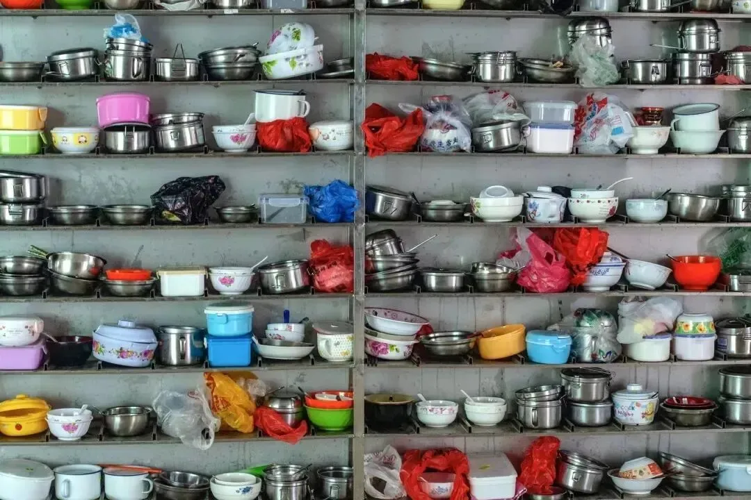 2012年5月16日，广东东莞，某电子厂食堂，打工人的碗集中存放在柜子里。