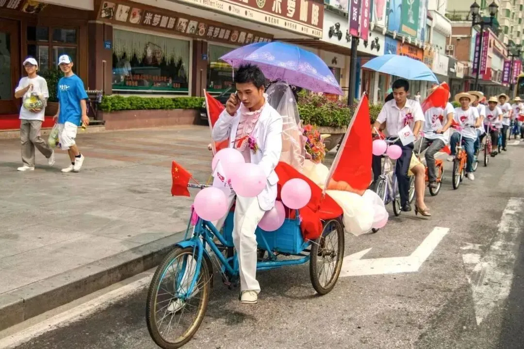 2008年8月10日，广东东莞 打工人在举行自行车婚礼