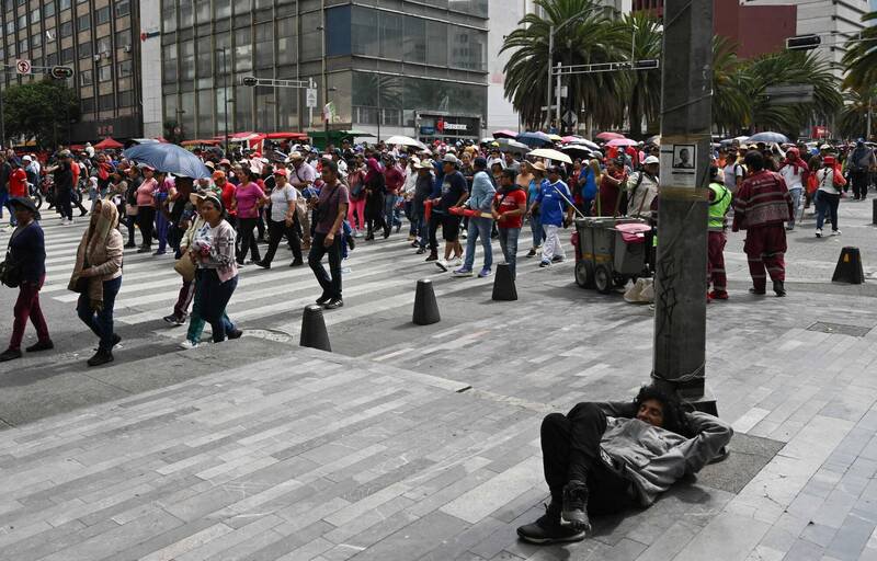 加州特教女老师古罗拉在人行道跌倒，告上法院后获赔。示意图。（法新社）