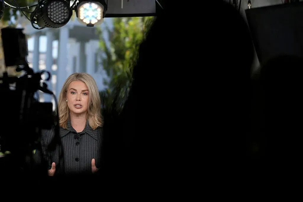 “你妈”成特朗普政府新口头禅？“最强嘴替”引广泛争议