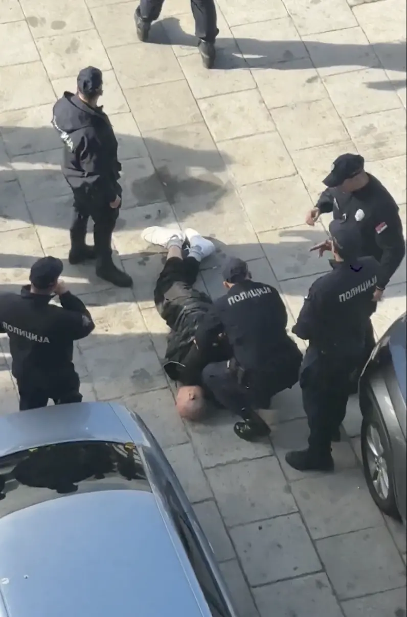 当地时间10月22日，塞尔维亚警方逮捕开枪男子。 图源：“Telegraf.rs”网站报道所配社交媒体视频截图