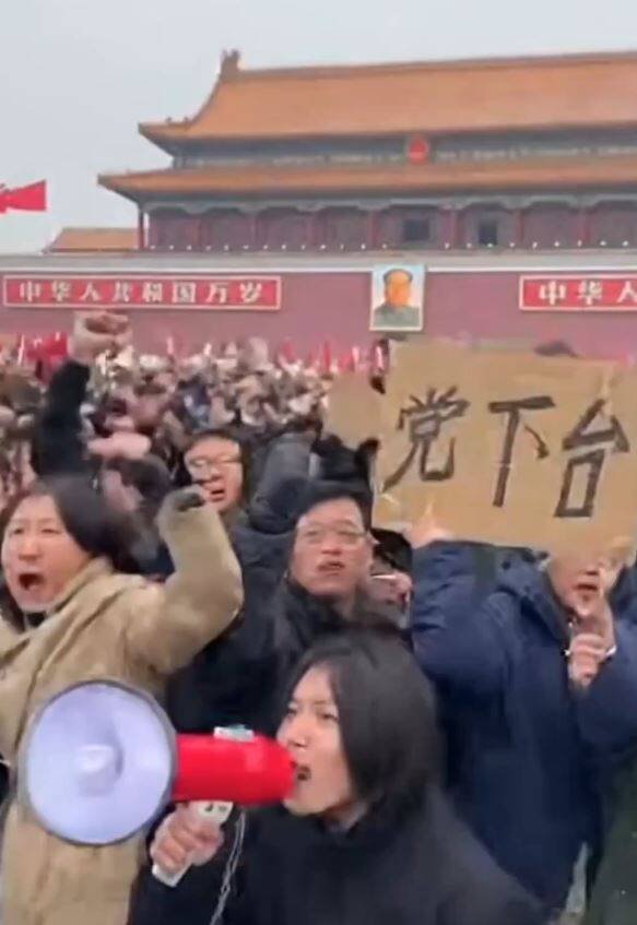 网上热传一段AI制作的中共垮台影片，片中大批民众攻占天安门，怒呛共产党下台。（撷取自X平台帐号 @WesterAOC）