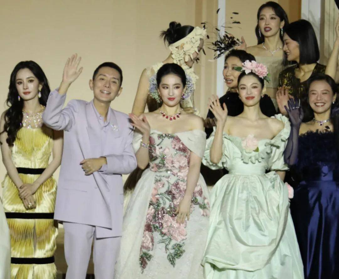 85花争锋名场面!刘亦菲杨幂同框互不搭理,一人压轴一人抢第一