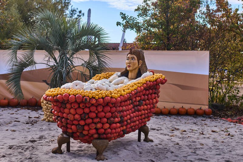 德国南瓜节以「女力」为主题，图为用南瓜打造的古埃及女王克丽奥佩脱拉（Cleopatra，通称埃及艳后）泡澡的奇特景象。（美联社）