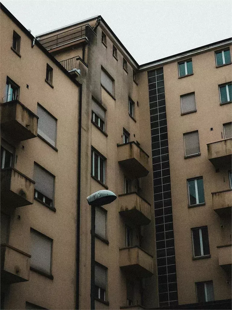 男杀女友藏阳台7年!妻同住1年没发现尸体 直到…