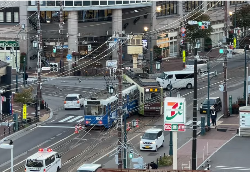 北海道函馆23日发生路面电车相撞。（图翻摄自YT：Maniac Japan Travel）