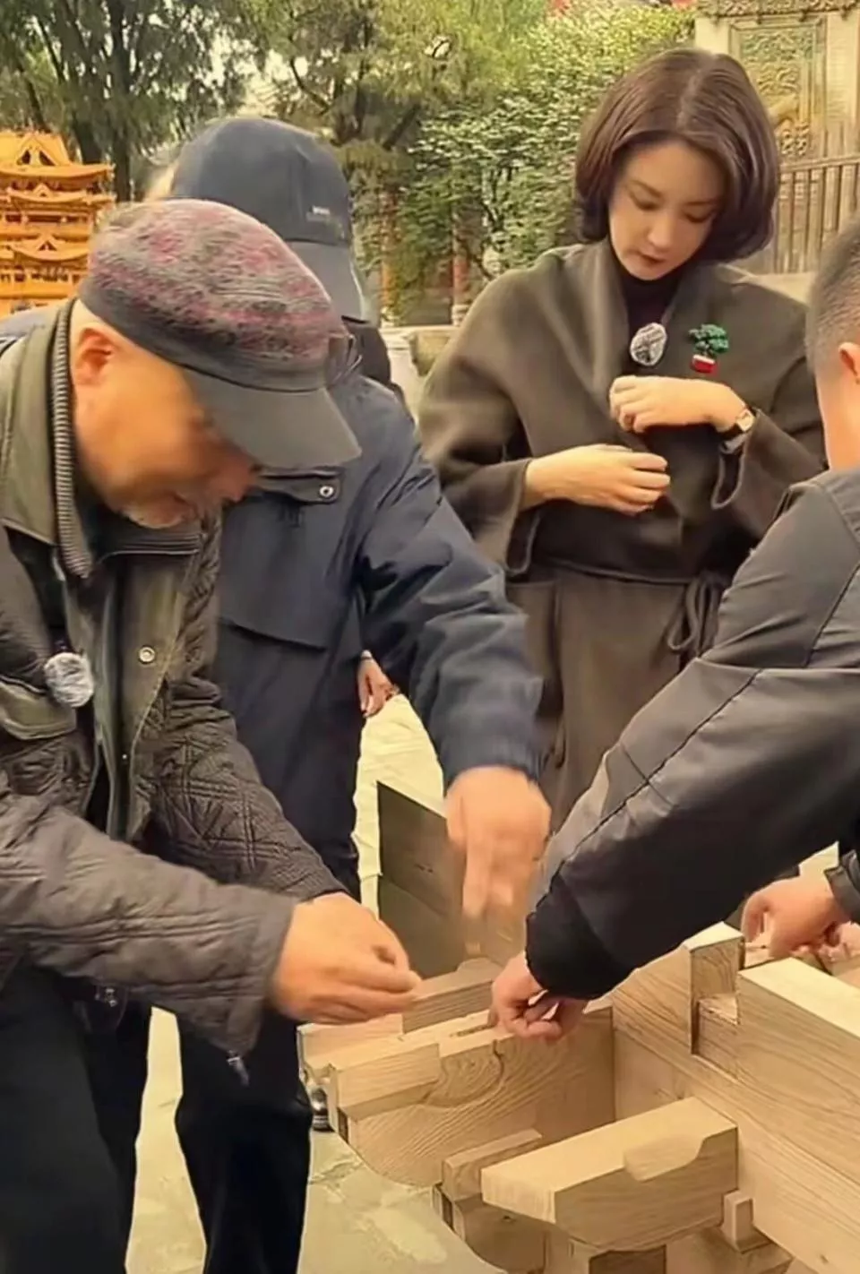 71岁陈佩斯逛关帝庙,被粉丝围堵,合照姿势圈粉无数