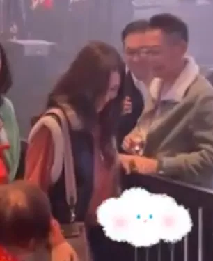 54岁李嘉欣日本购物被偶遇,皮肤白皙透亮优雅贵气