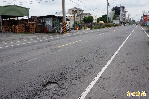 民雄农工至兴中国小路段短短150公尺路段出现近20处破损坑洞。（记者曾迺强摄）