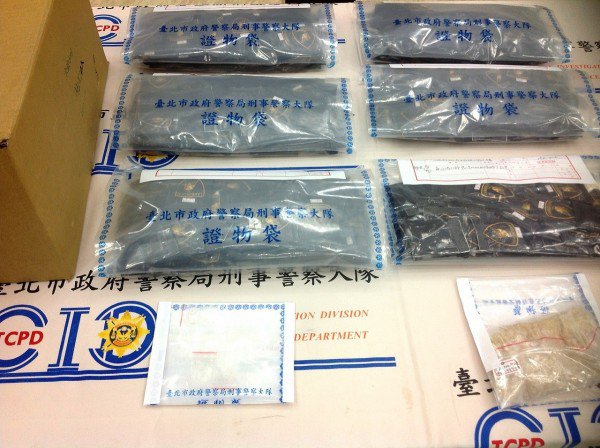 警方查扣林男车内的毒品咖啡包。（记者王冠仁翻摄）