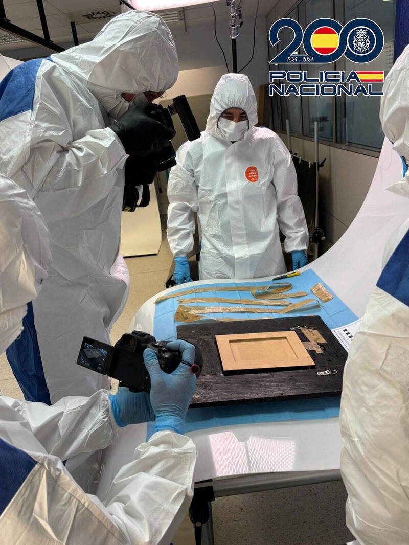 西班牙国家警察发布他们找回毕卡索画作《吉他静物》的照片。（法新社）