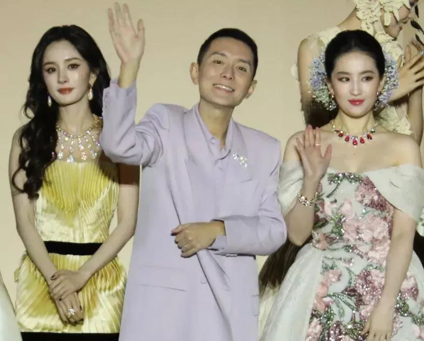 杨幂刘亦菲后台画面曝光,同桌零互动气氛尴尬