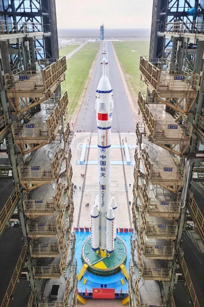 神舟二十一号船箭组合体转运至发射区 择机实施发射