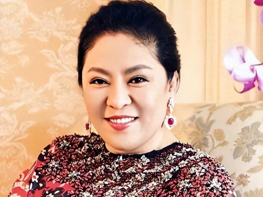 直到向太连夜删视频,才看清她在香港的真实地位