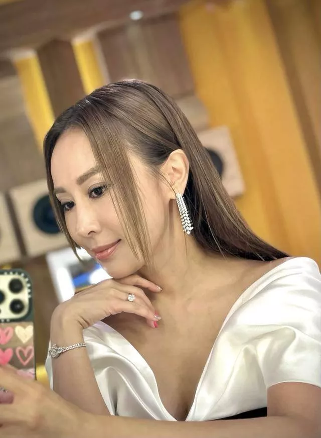 TVB前港姐冠军一家五口游北京!生三娃仍少女感满满