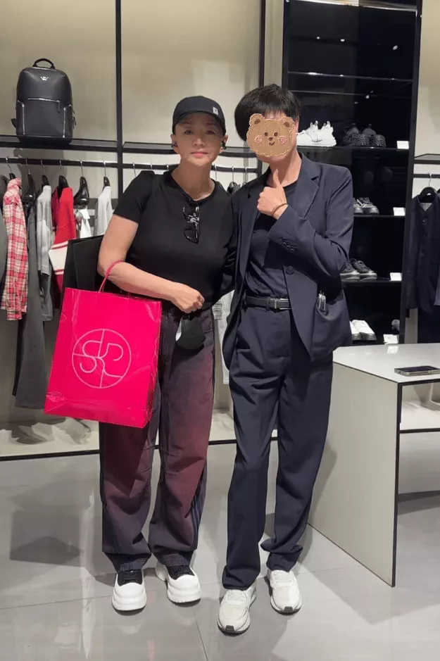 64岁宋丹丹逛奢侈品店,退休多年巨星风采不减