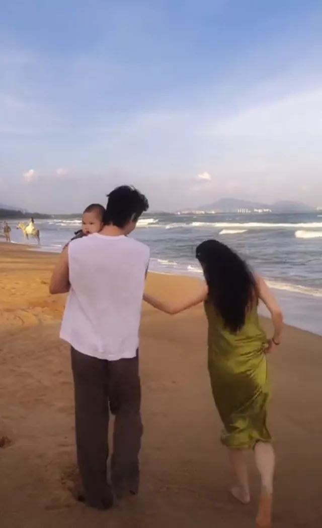 张檬和小五带6个月儿子海边度假,哺乳期不穿内衣