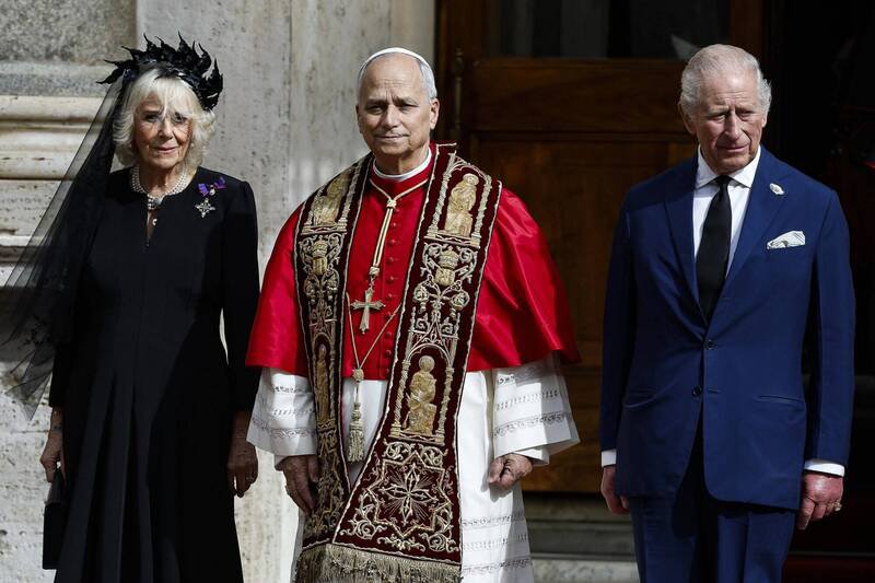 英王查尔斯三世与教宗良十四世在梵蒂冈的西斯汀教堂并肩祈祷，象征英国国教会（圣公会）与天主教五百年决裂后迎来历史性和解。（路透社）