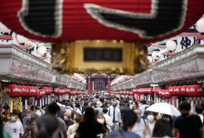 日本首位女首相高市早苗才刚上任，就有传言指出，高市设立了一个专门部门，要「大规模驱逐」外国人。图为东京的观光客。（欧新社档案照）