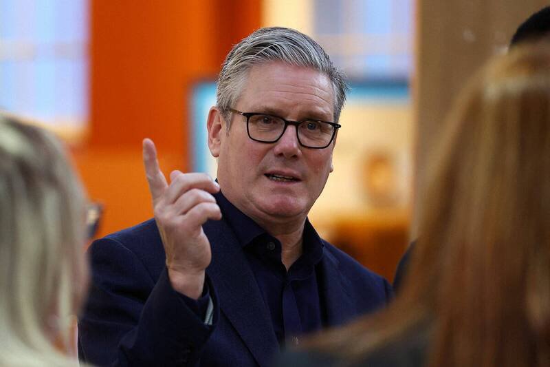 英国首相施凯尔领导的工党24日在该党铁票区威尔斯的议会补选中惨败。图为施凯尔23日造访布莱顿的巴克莱银行。 （路透）