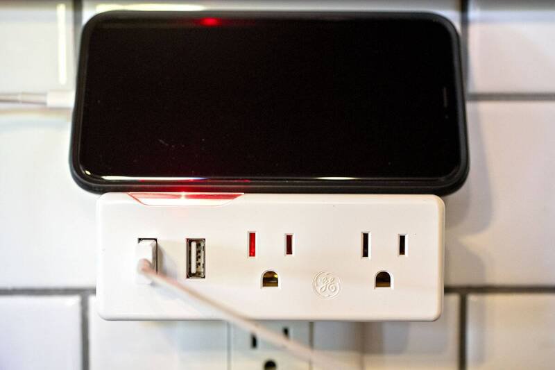 美国运输安全管理局警告旅客，不要在机场使用USB充电插座。（彭博）