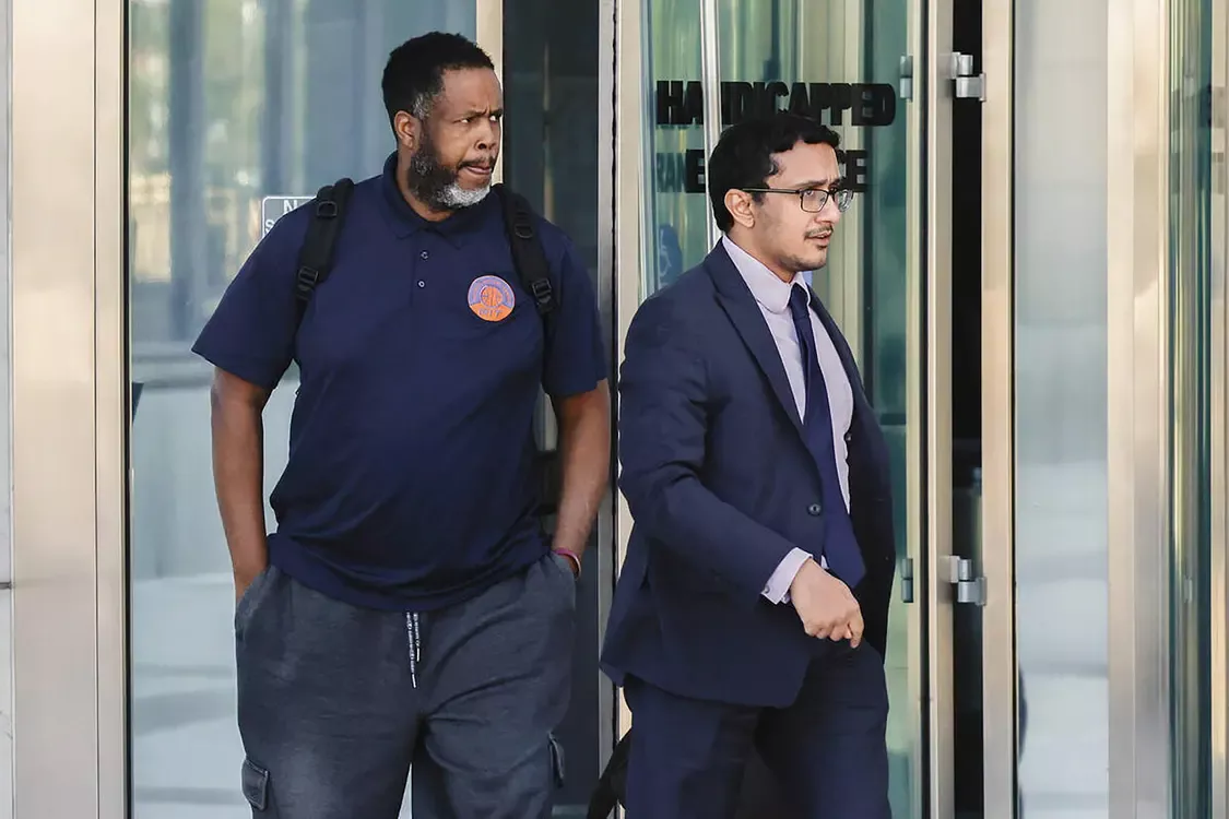 ▲10月23日，达蒙·琼斯（左）离开法院