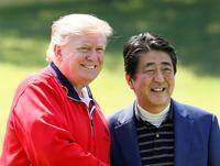已故前日本首相安倍晋三（右）2019年5月接待来访的美国总统川普（左），在高尔夫球场挥杆。（法新社档案照）