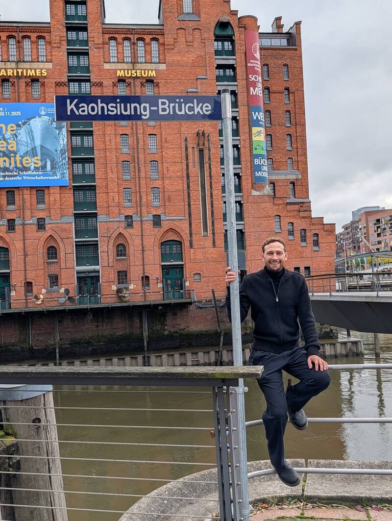德国汉堡自民党籍区议员费雪主导推动「高雄桥」命名案，盼让台湾与德国之间的民主伙伴关系在城市日常中具象可见。挂牌后费雪第一时间开心与高雄桥合照。（费雪提供）