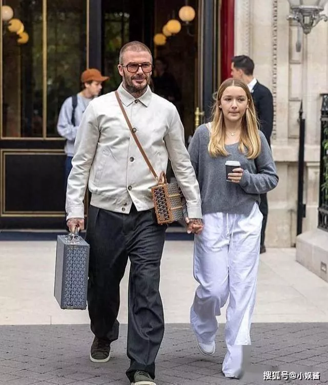 贝克汉姆与小七逛街,造型反差超吸睛