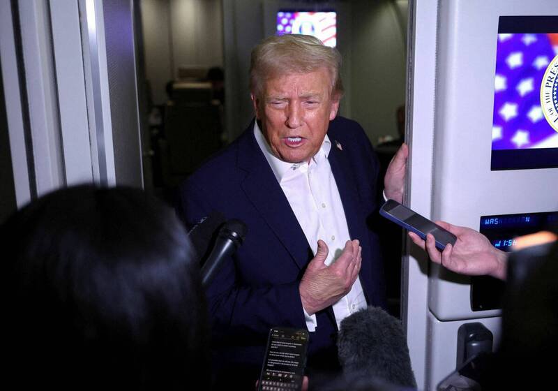 美国总统川普24日前往马来西亚途中，仍拒绝透露赞助军饷的神秘富豪的身分。（路透）