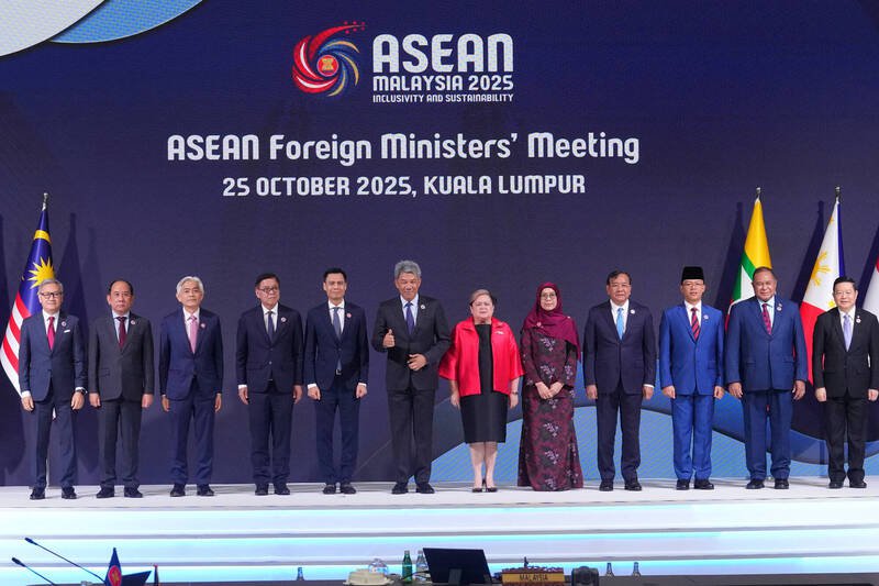 东协成员国外交部长25日举行会议，为翌日的领袖峰会铺路。（美联社）