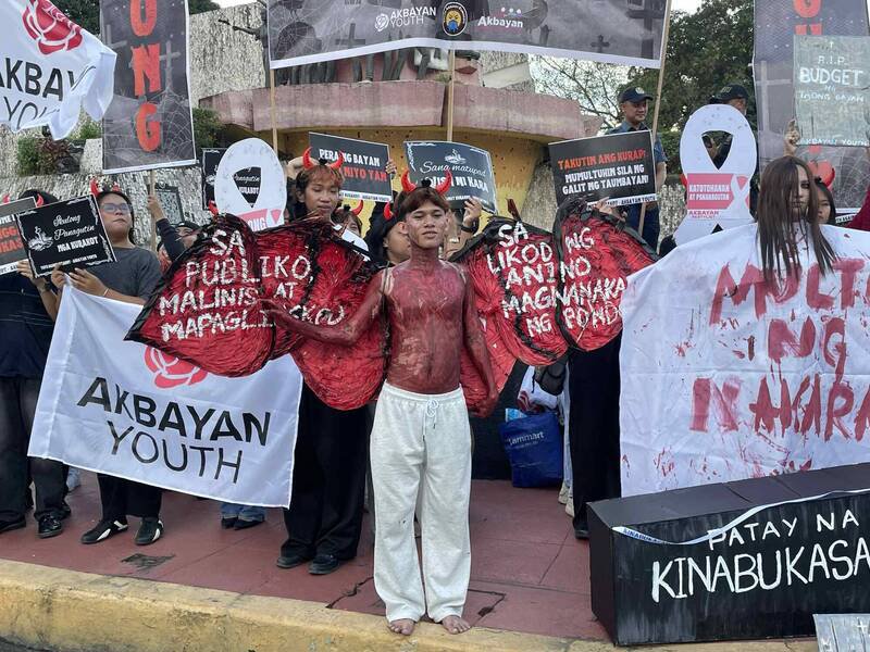 菲律宾学生与青年涌上奎松市乙沙大道，高举标语在「人民力量革命」纪念碑前扮鬼示威，希望「吓退贪污者」。（撷取自Akbayan Youth脸书）