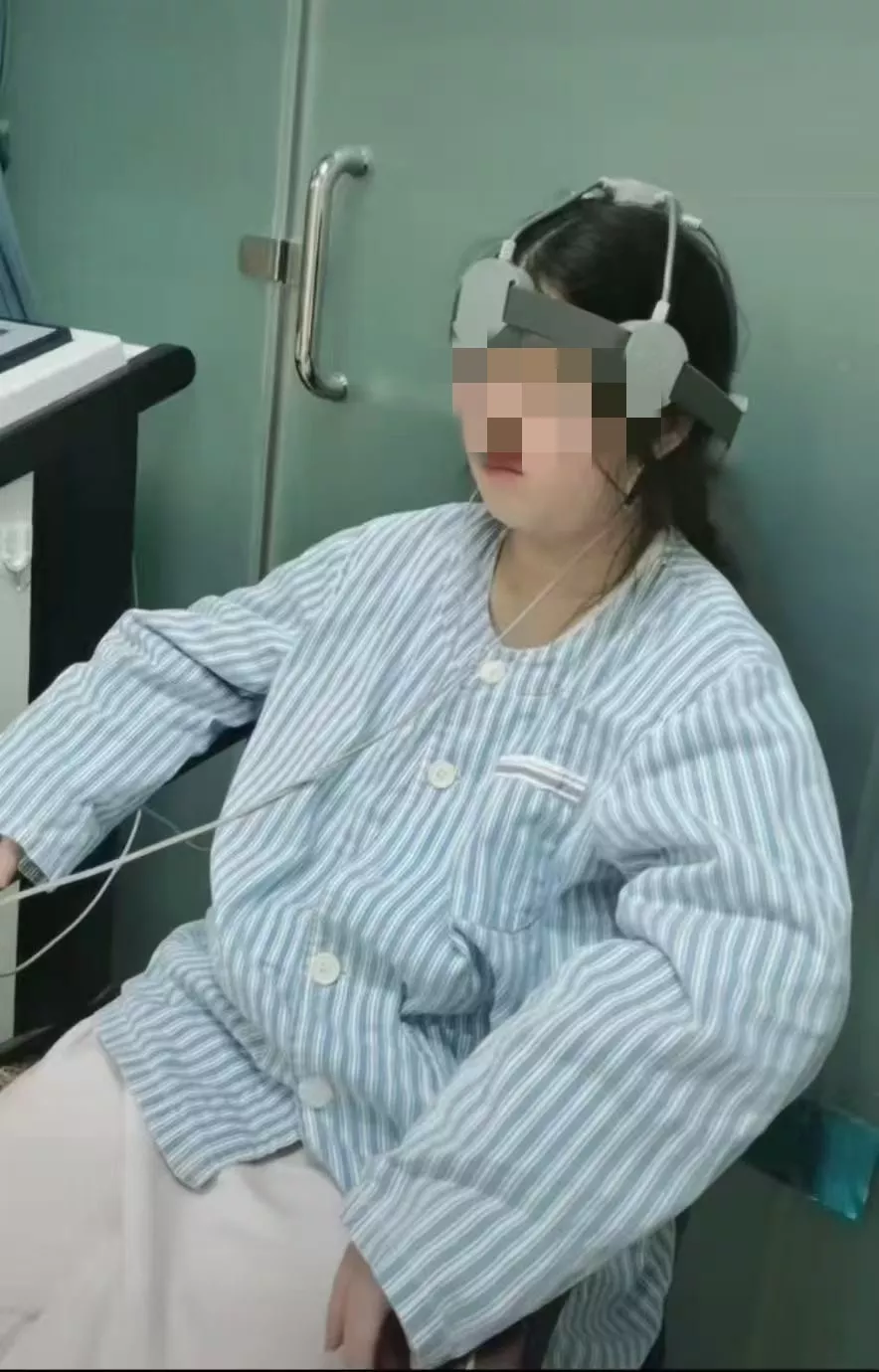 女孩被篮球砸中头部后确诊癔症，母亲借网贷为其治病