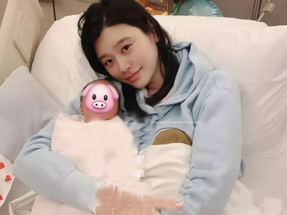 奚梦瑶晒图给儿子庆生,5岁何广燊脸型方正帅气